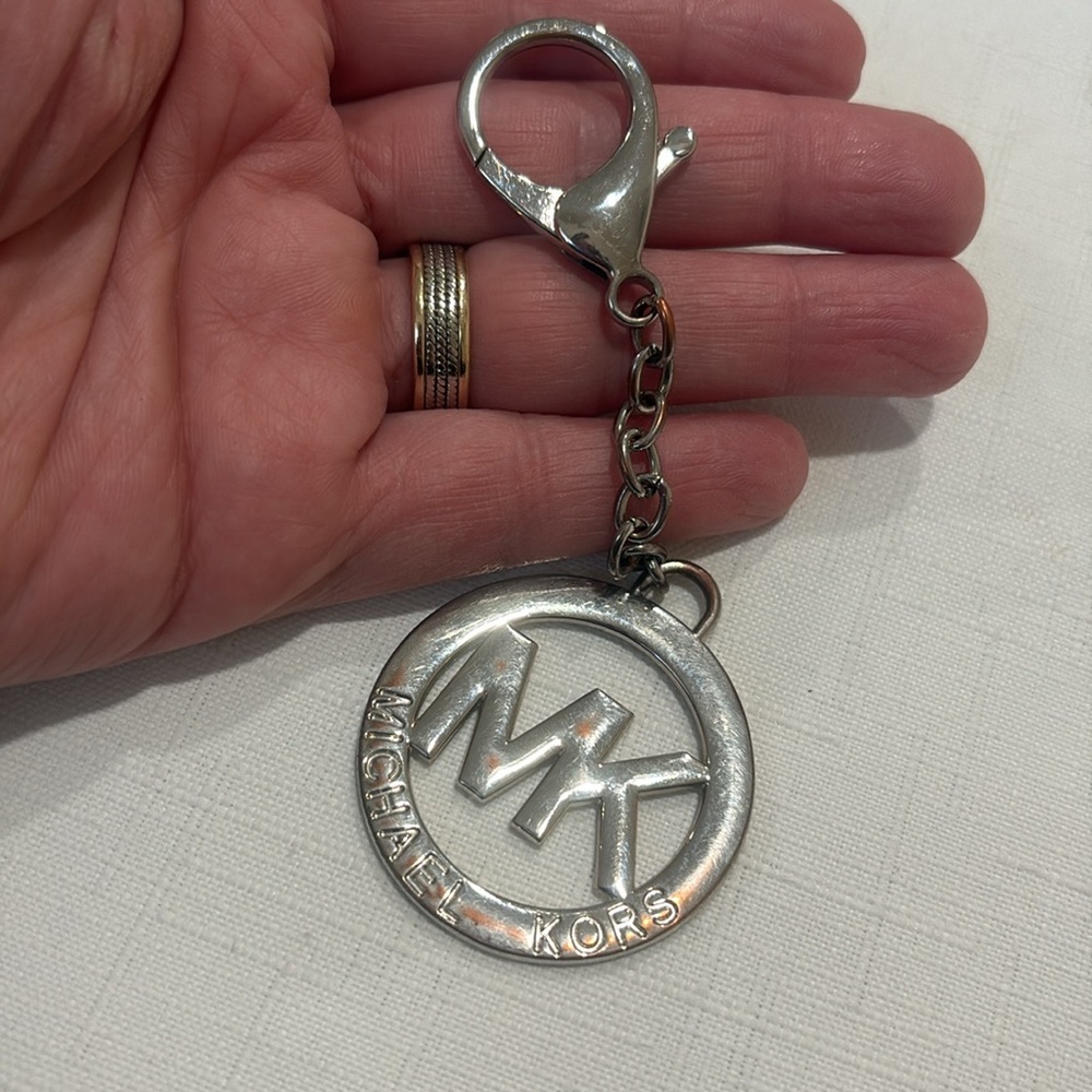 Michael Kors Signed Logo Silver Tone Key Chain - Picture 4 of 4